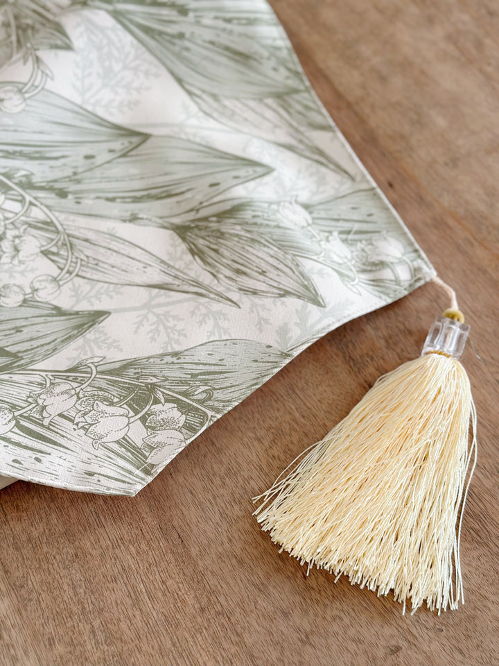 PRE-ORDER (24-28 Nov): Elegant Bellflower Sketch Table Runner
