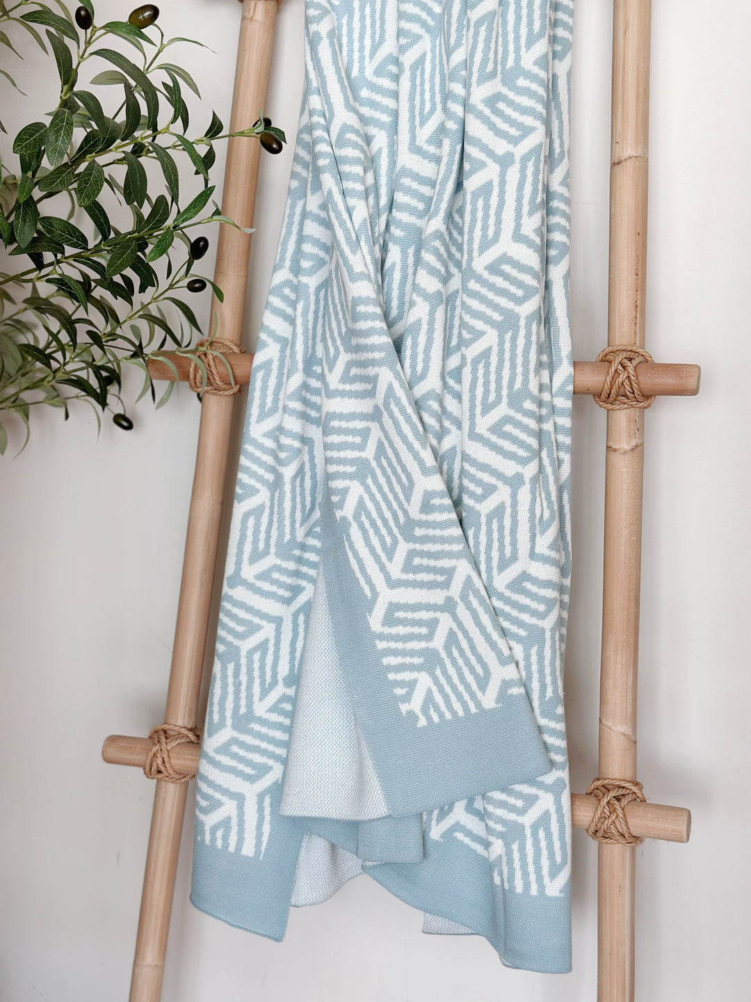 PRE-ORDER (29/06-03/07): Dusty Blue Labyrinth Woven Throw
