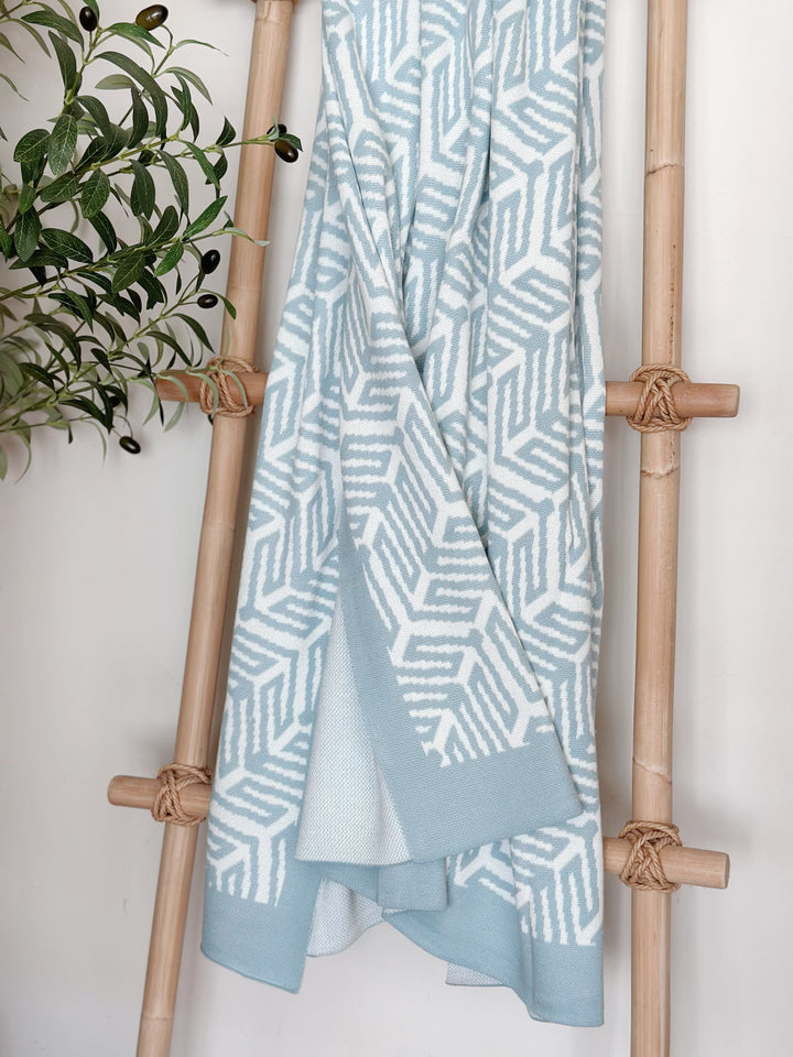 PRE-ORDER (29/06-03/07): Dusty Blue Labyrinth Woven Throw