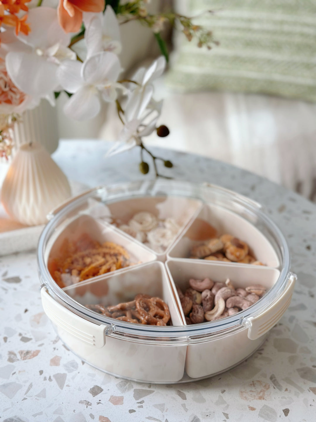 Simple Cream Plastic Serving Tray With Airtight Lid