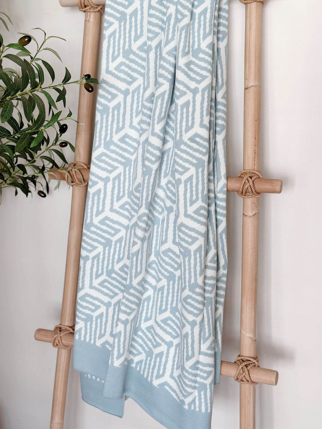 PRE-ORDER (29/06-03/07): Dusty Blue Labyrinth Woven Throw