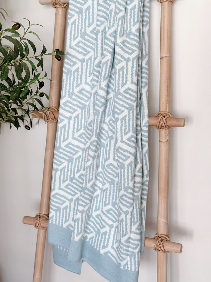 PRE-ORDER (29/06-03/07): Dusty Blue Labyrinth Woven Throw