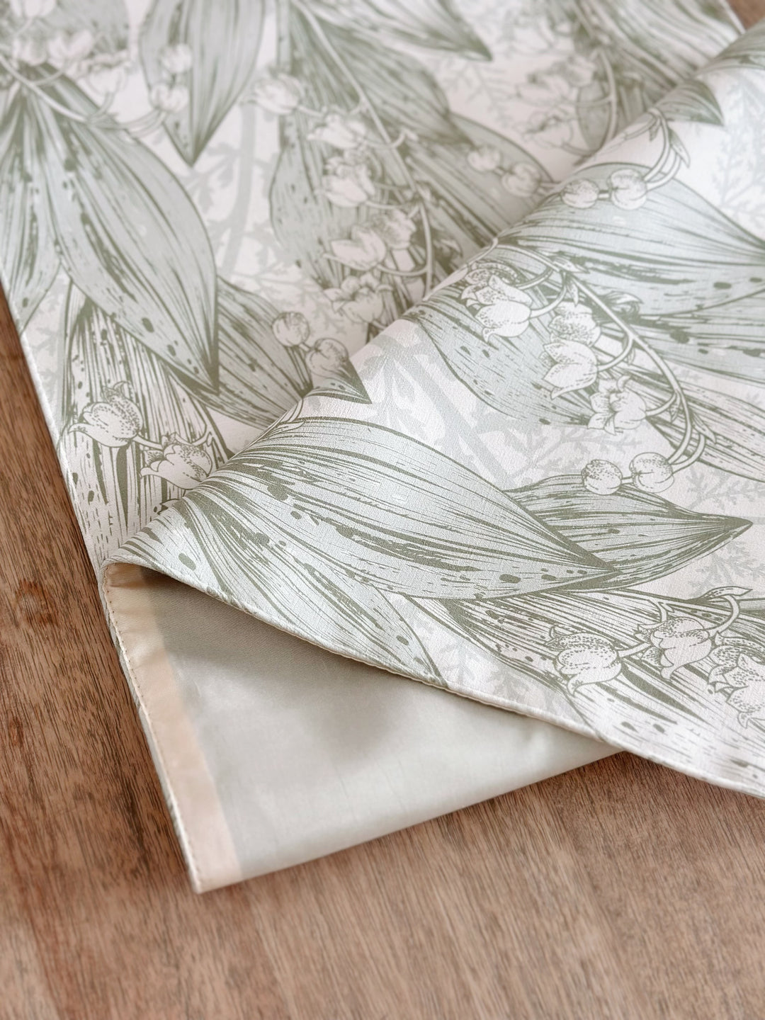 PRE-ORDER (24-28 Nov): Elegant Bellflower Sketch Table Runner