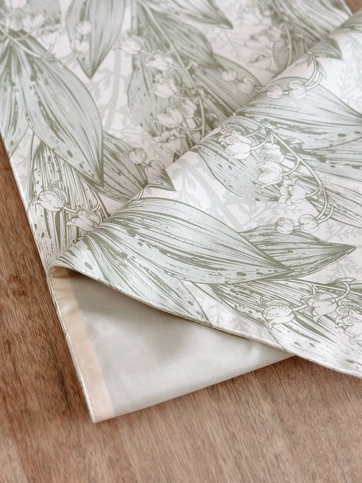 PRE-ORDER (24-28 Nov): Elegant Bellflower Sketch Table Runner