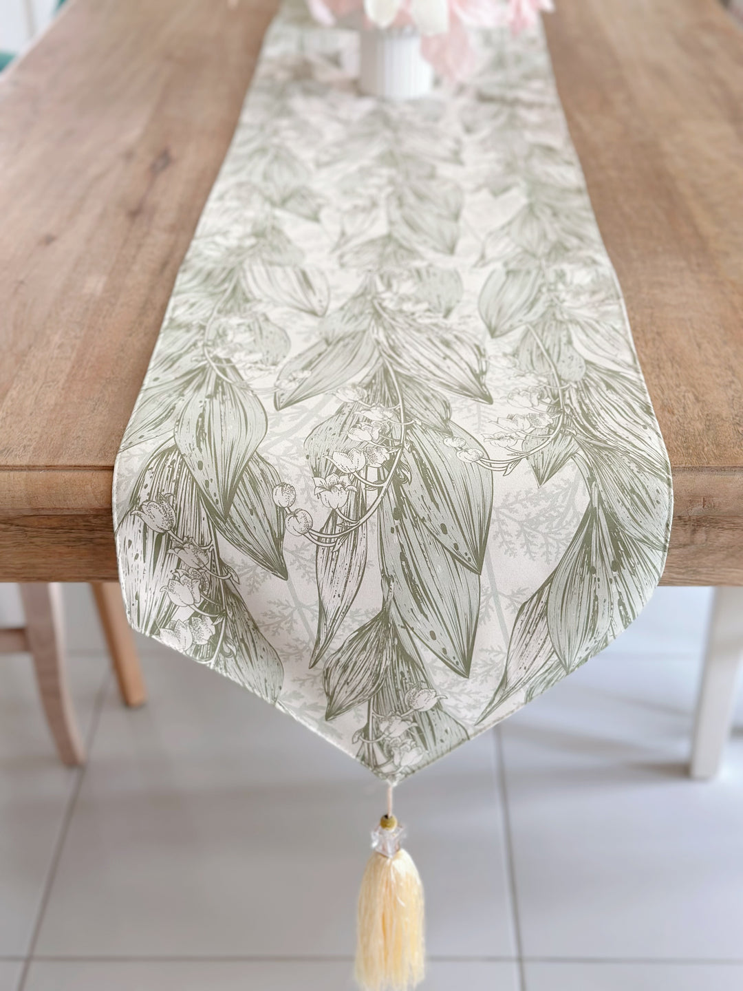 PRE-ORDER (24-28 Nov): Elegant Bellflower Sketch Table Runner