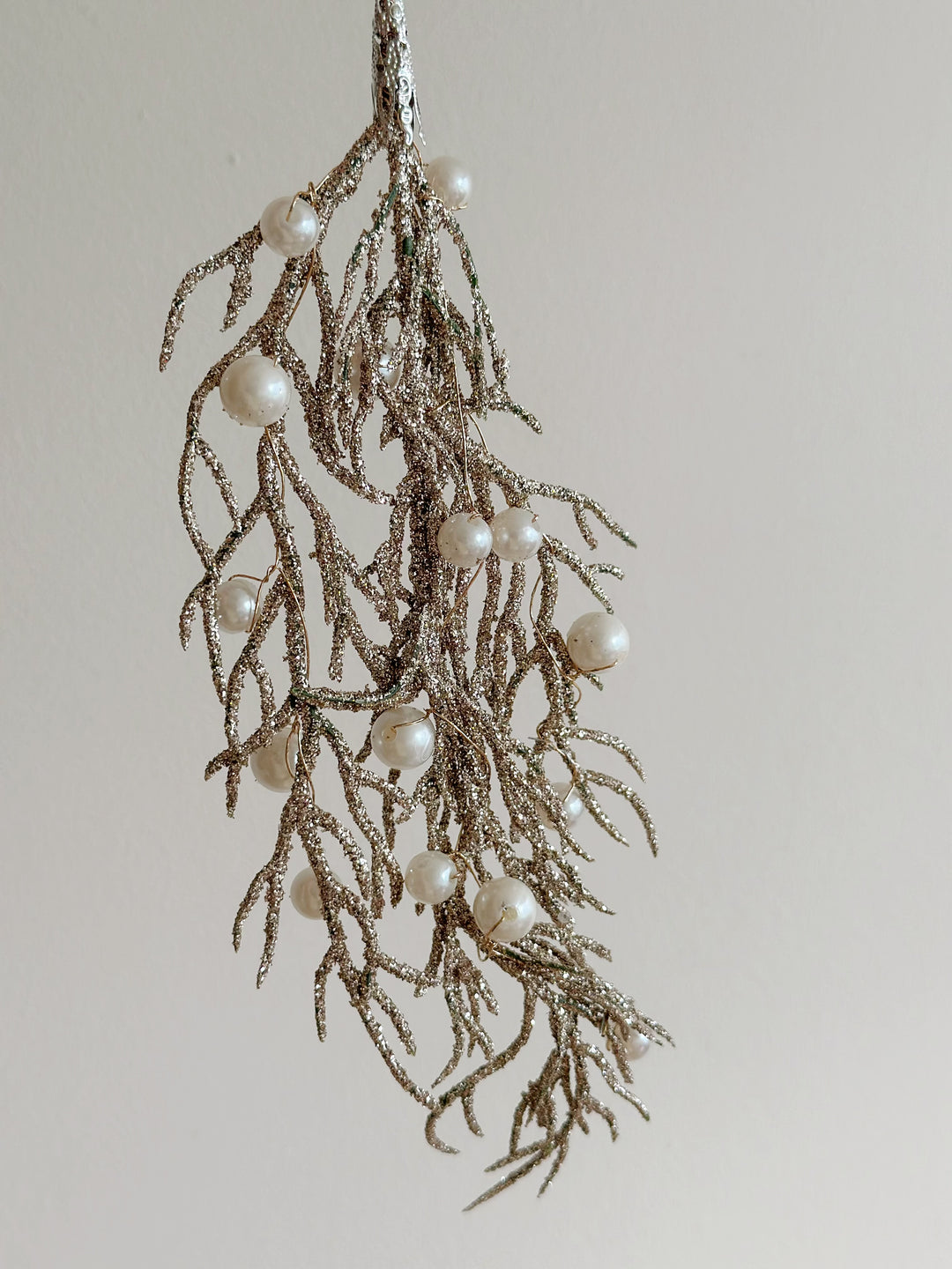 PRE-ORDER (16-20 Oct): Glittered Pearl Leaf Hanging Ornament