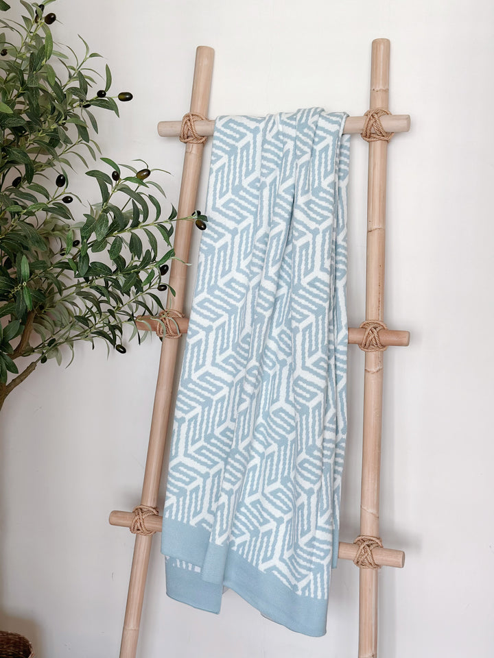 PRE-ORDER (29/06-03/07): Dusty Blue Labyrinth Woven Throw