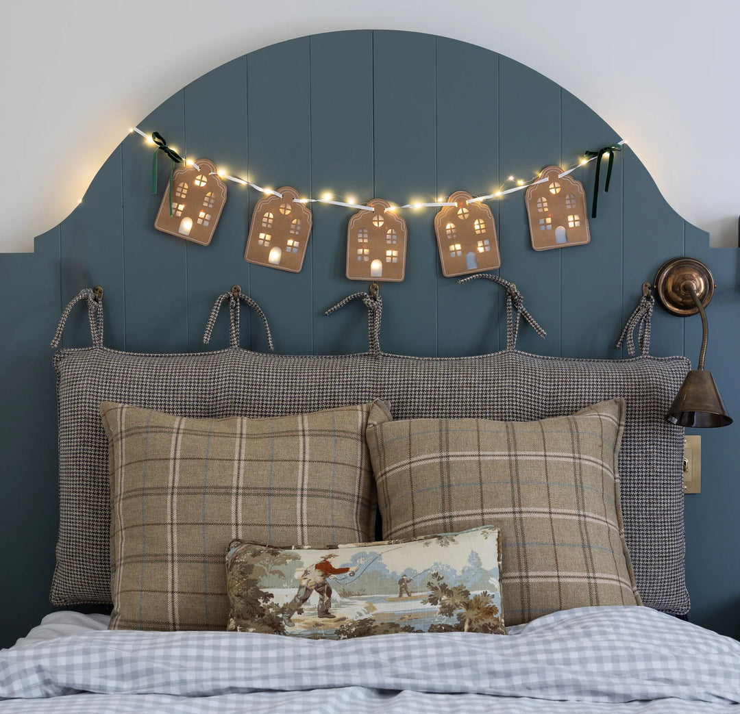 PRE-ORDER (6-8 Oct): Christmas Light Up House Banner