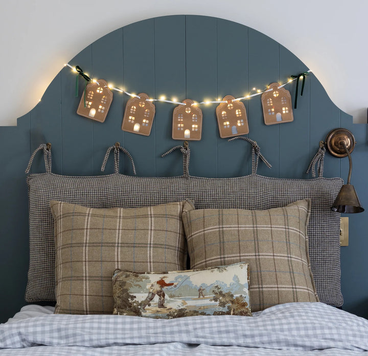 PRE-ORDER (6-8 Oct): Christmas Light Up House Banner
