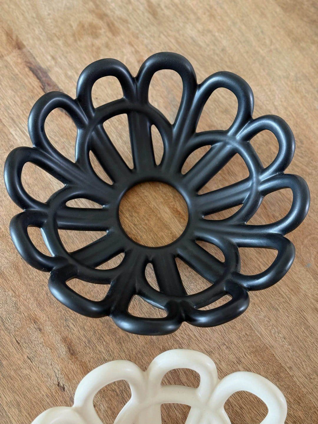 Bloom Loop Porcelain Basket (2 colours)