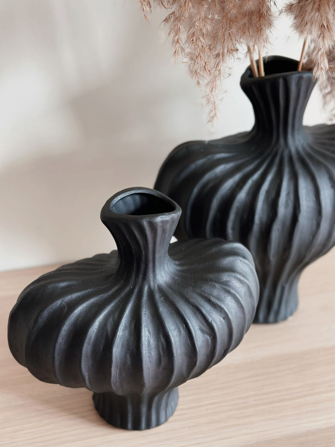 PRE-ORDER (27/05-02/06): Artisanal Groove Porcelain Vase - Sleek Black (2 sizes)
