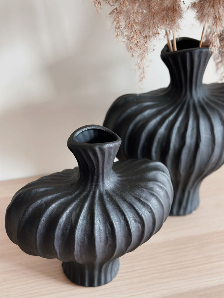 PRE-ORDER (27/05-02/06): Artisanal Groove Porcelain Vase - Sleek Black (2 sizes)