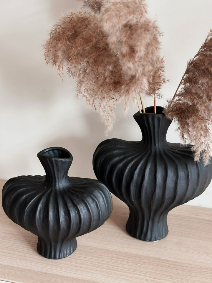 PRE-ORDER (27/05-02/06): Artisanal Groove Porcelain Vase - Sleek Black (2 sizes)