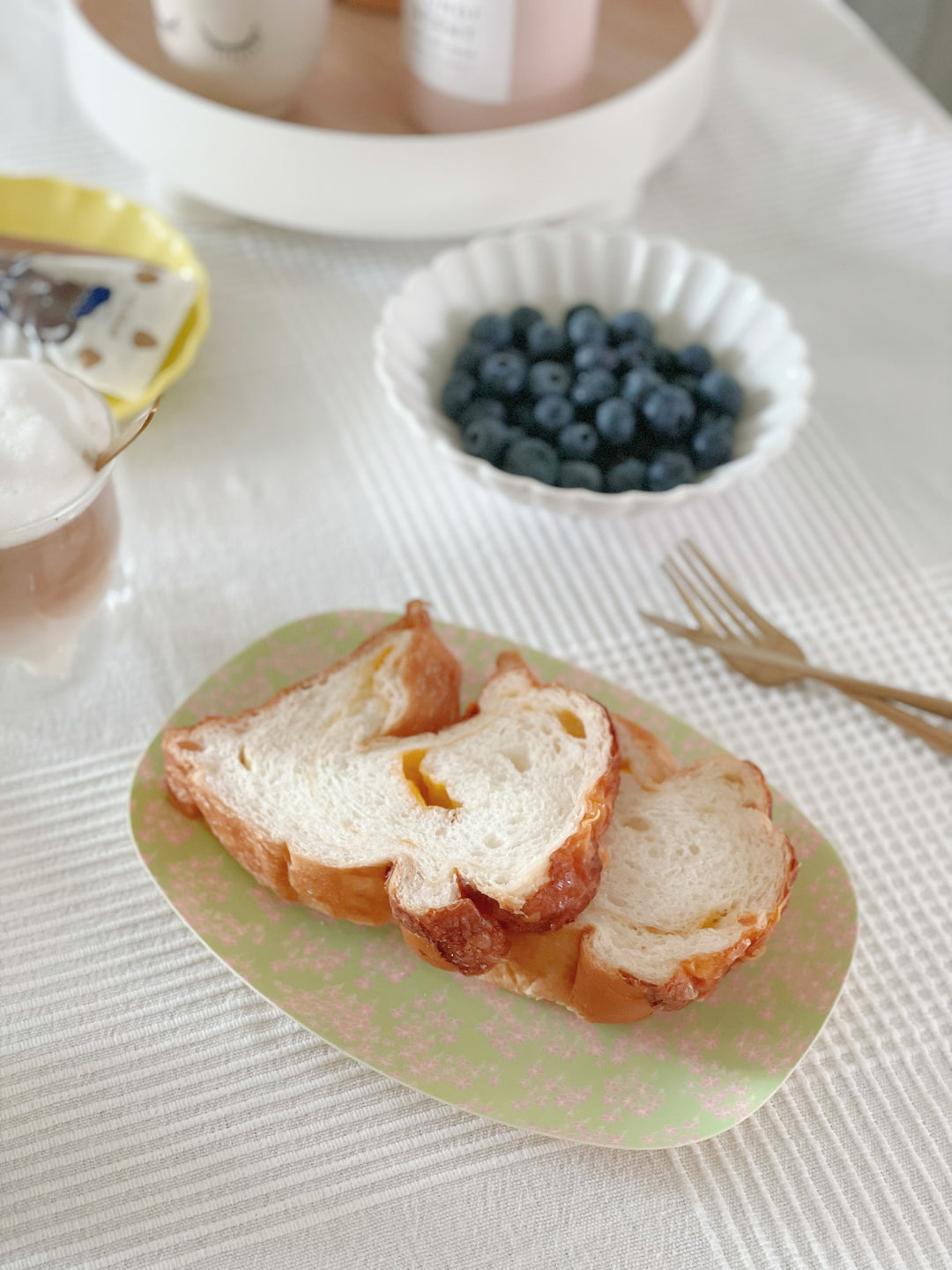 Simple White Chrysanthemum Dining