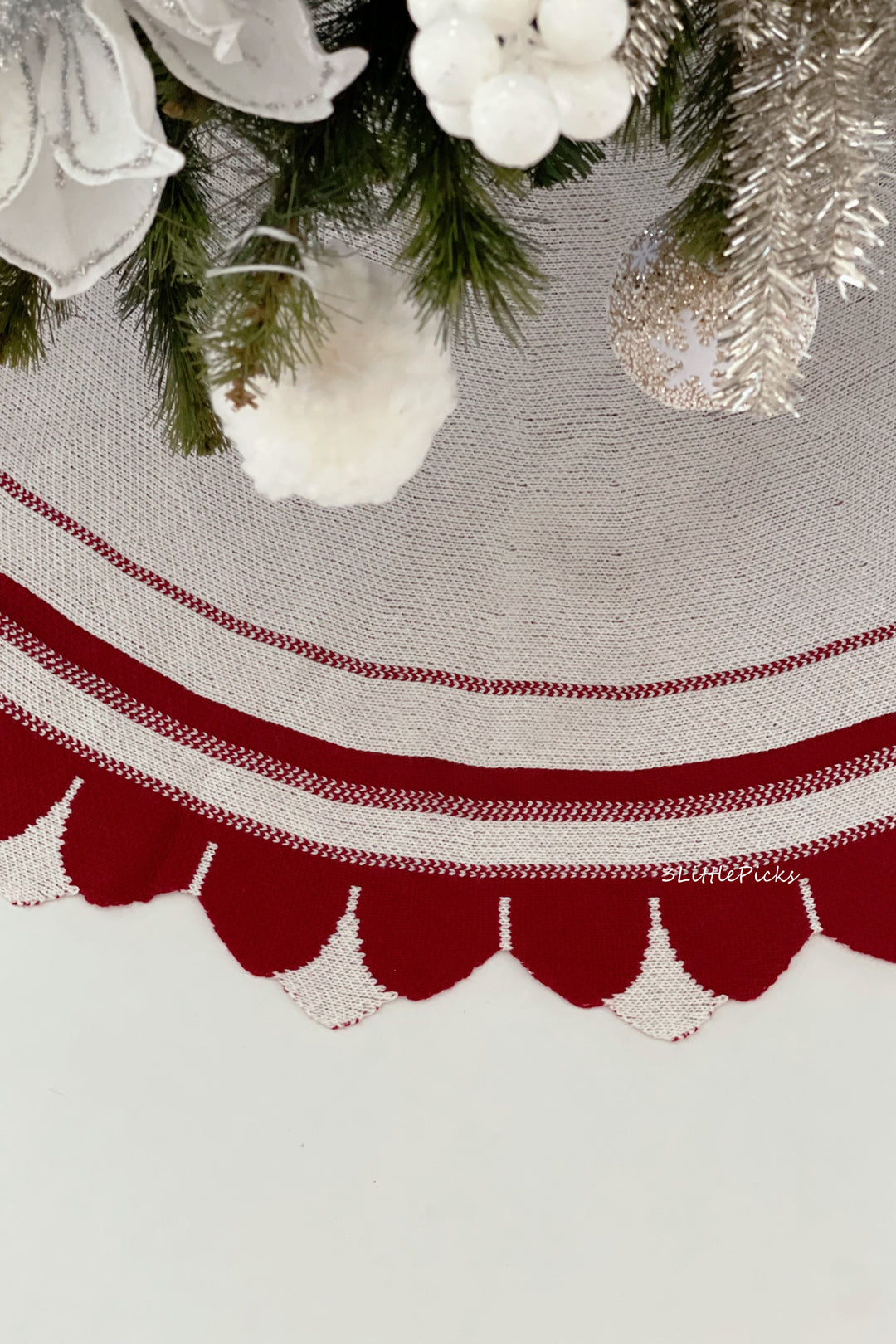Deep Red Scallop on Beige Knitted Tree Skirt