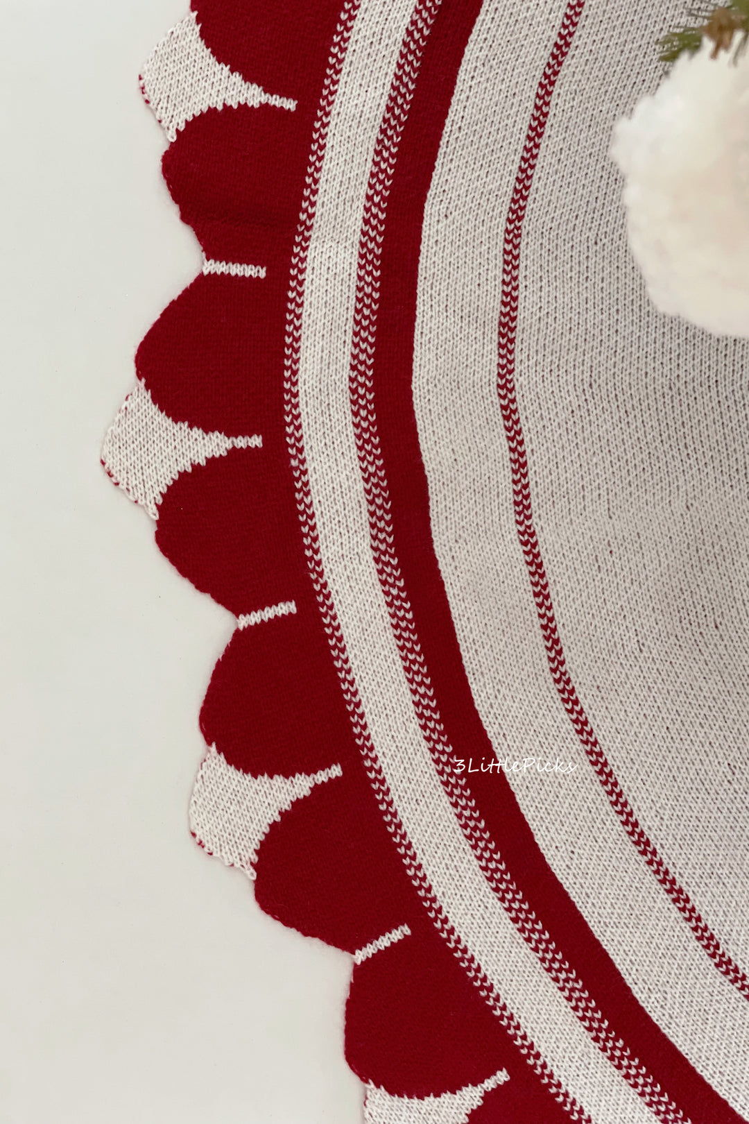 Deep Red Scallop on Beige Knitted Tree Skirt
