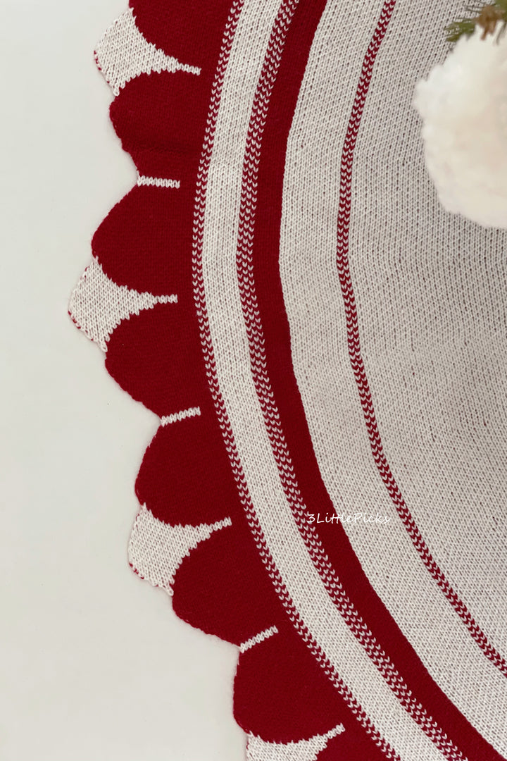 Deep Red Scallop on Beige Knitted Tree Skirt