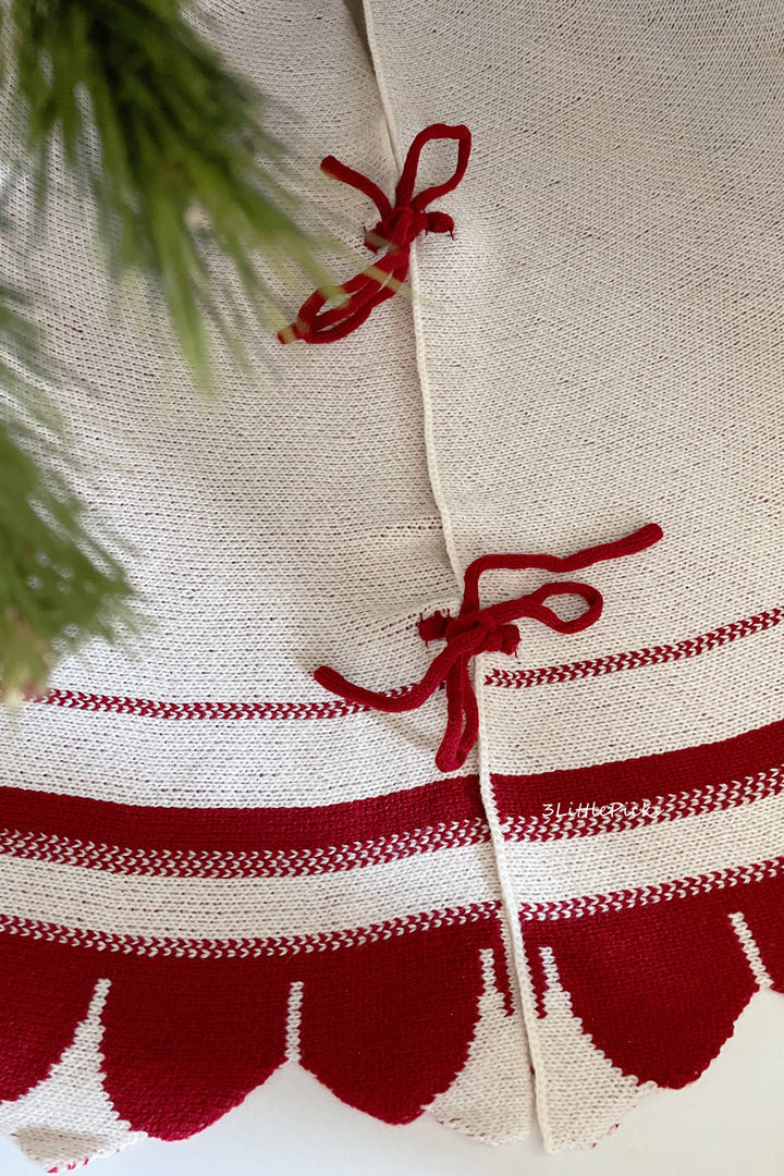 Deep Red Scallop on Beige Knitted Tree Skirt