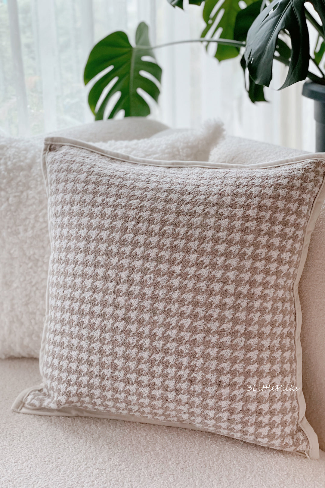 Oat Houndstooth Cushion Cover