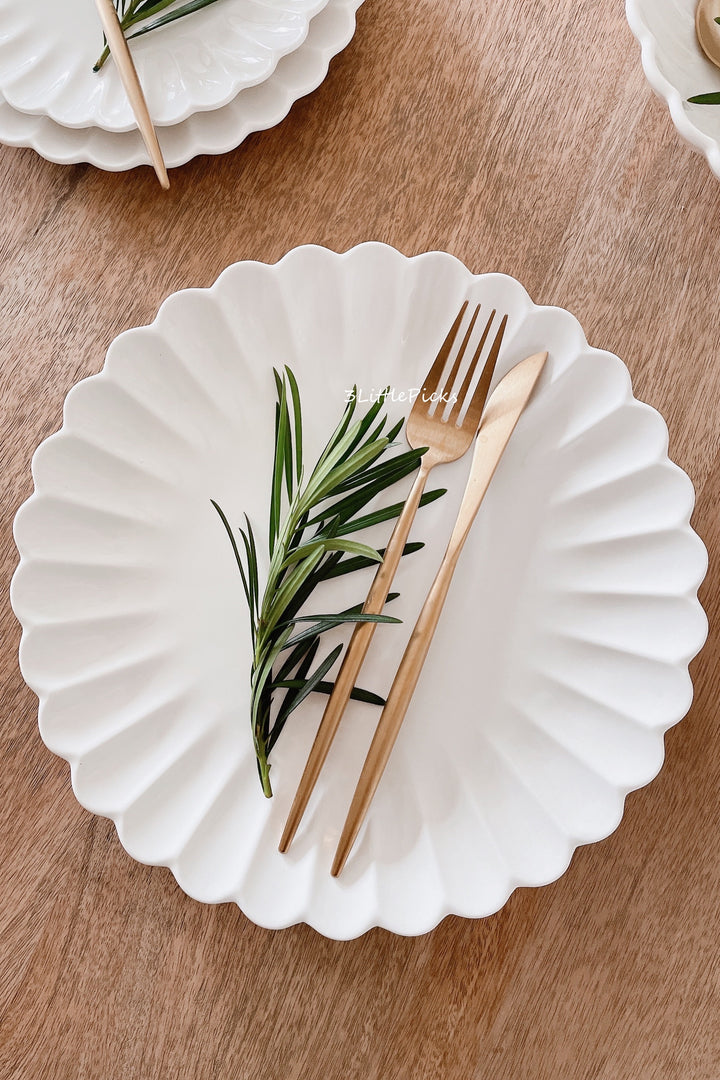 Simple White Chrysanthemum Dining