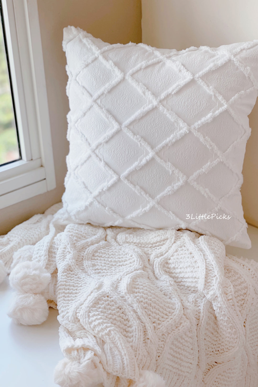 Simple White Diamond Tufted Cushion Cover