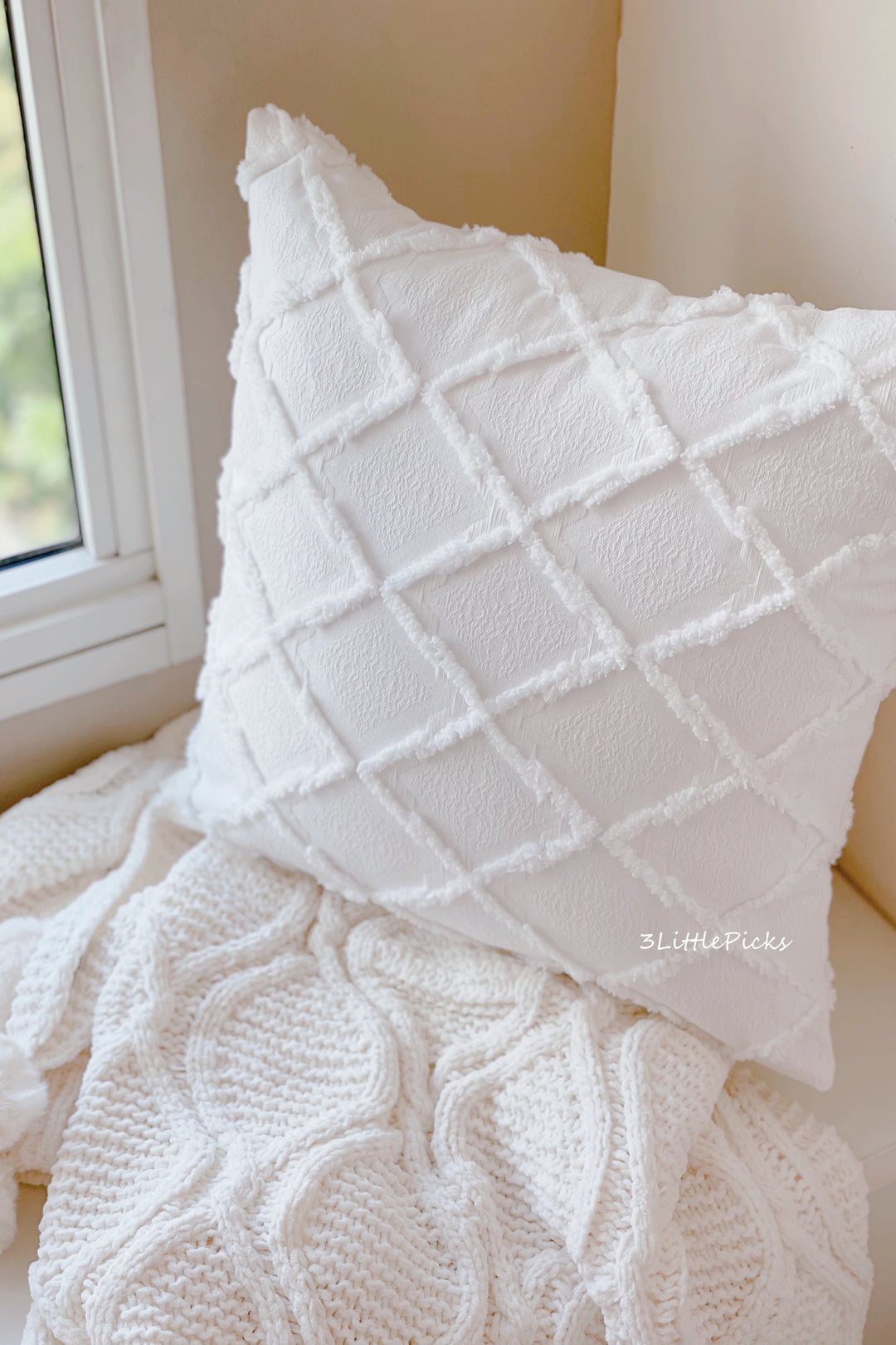 Simple White Diamond Tufted Cushion Cover