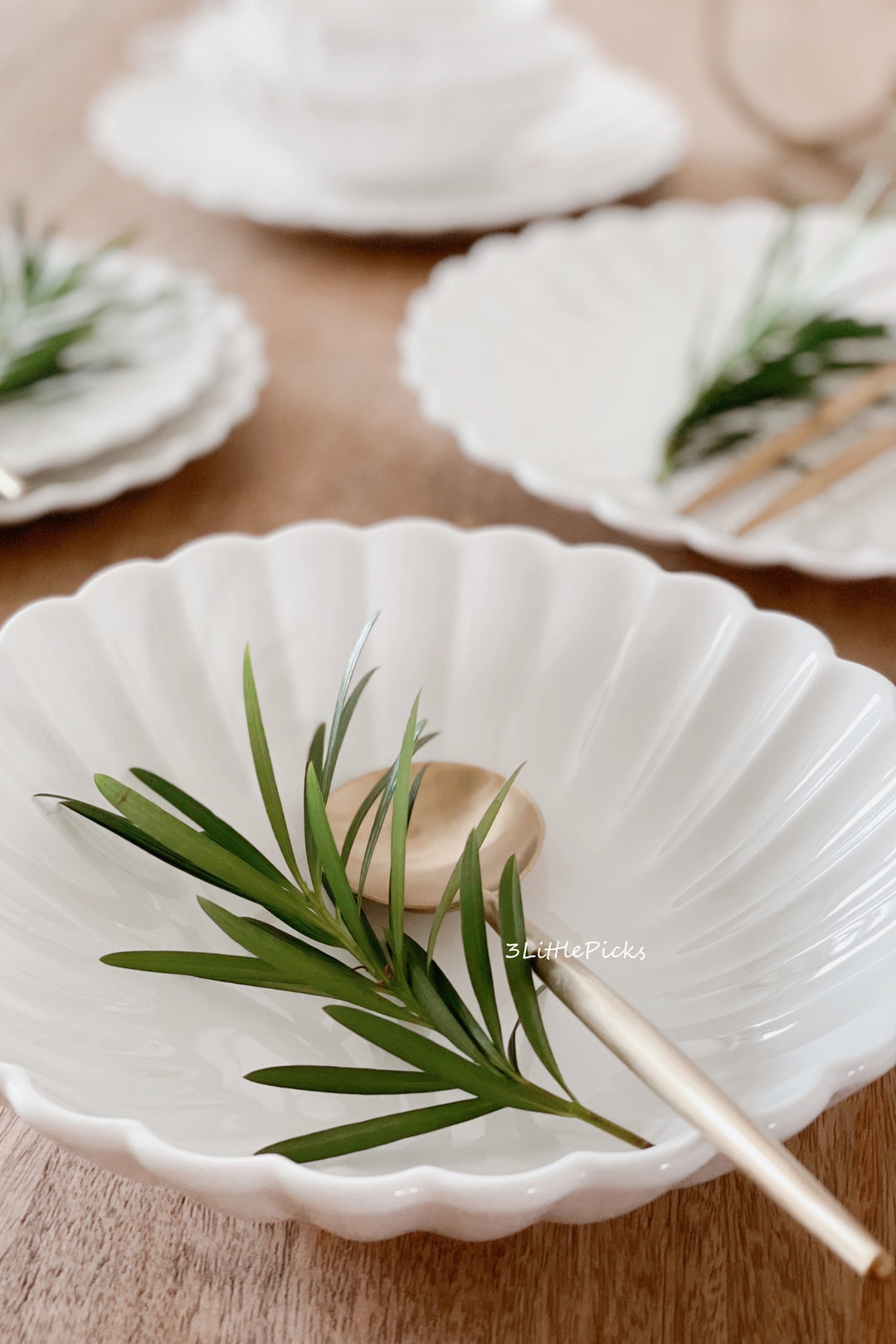 Simple White Chrysanthemum Dining