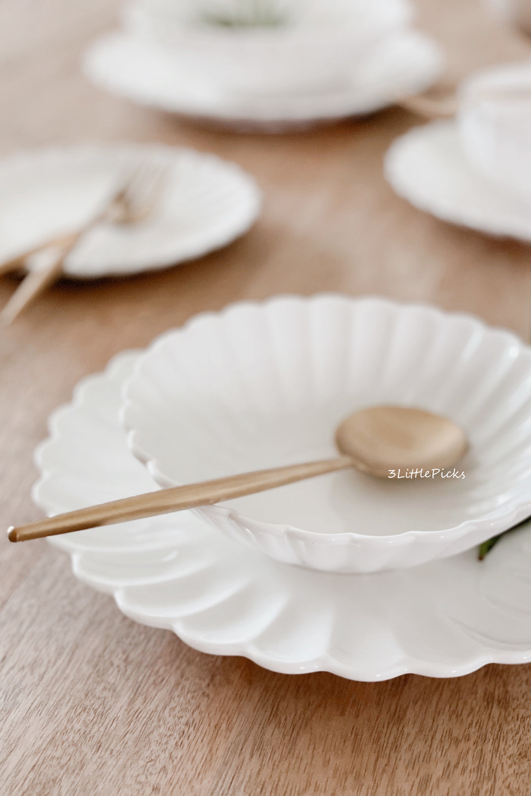 Simple White Chrysanthemum Dining