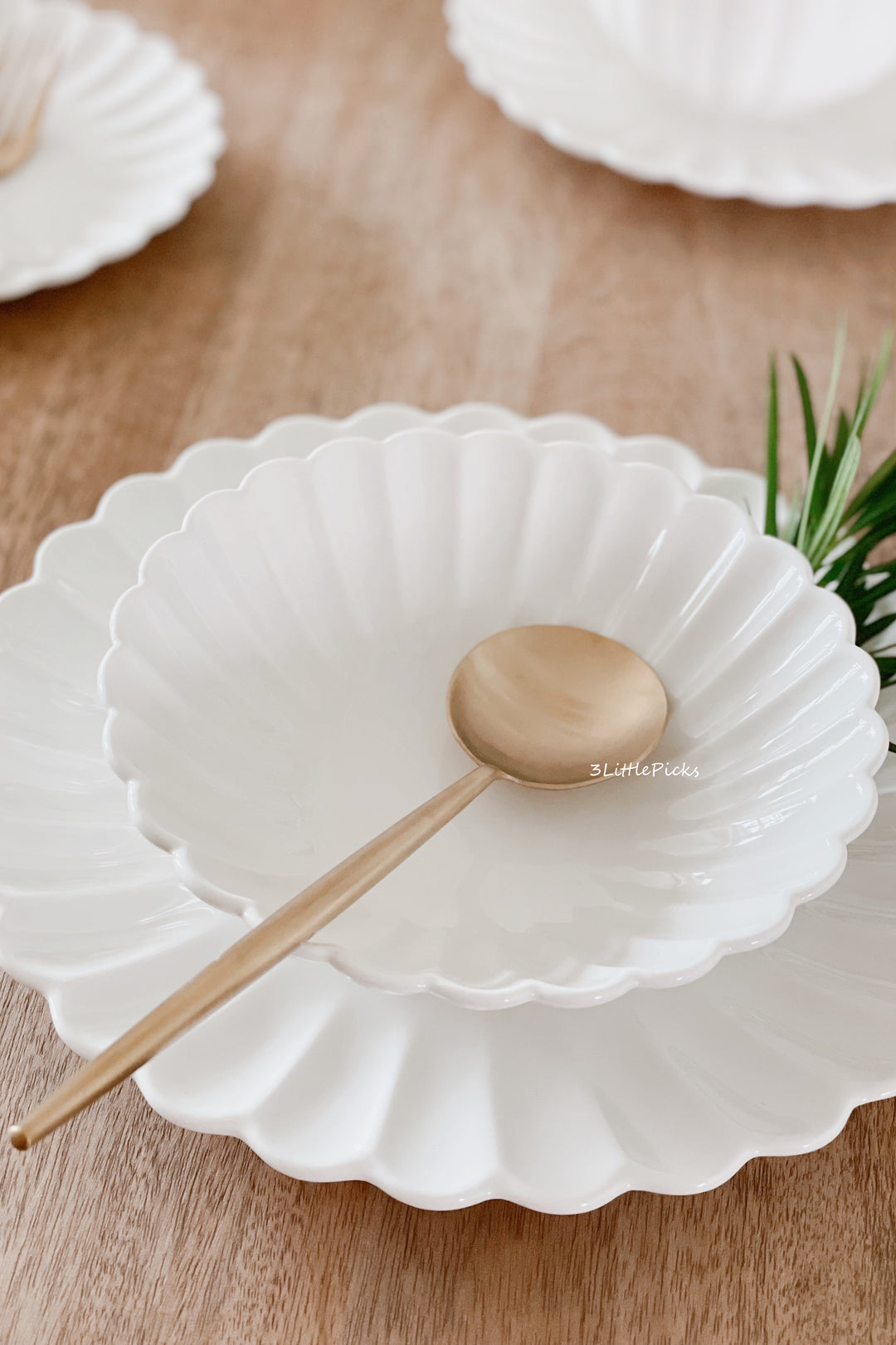 Simple White Chrysanthemum Dining